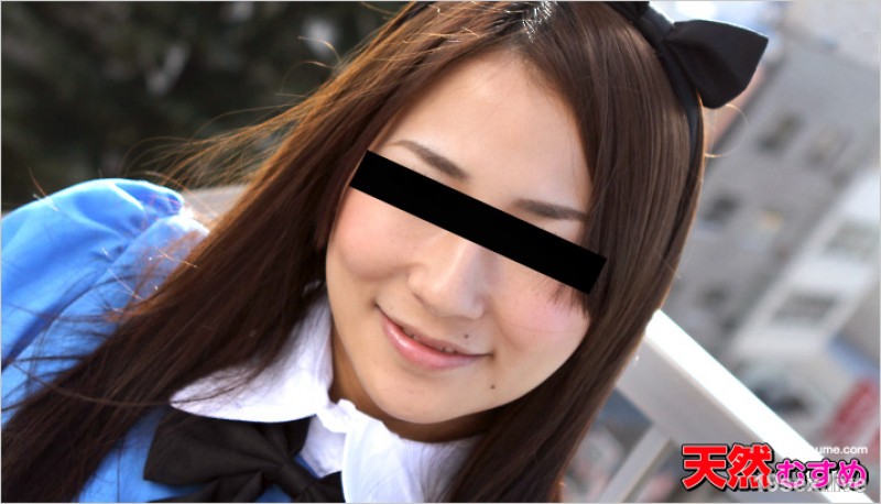 电 마에서 위험한 흉터를 보여주는 코스프레 소녀