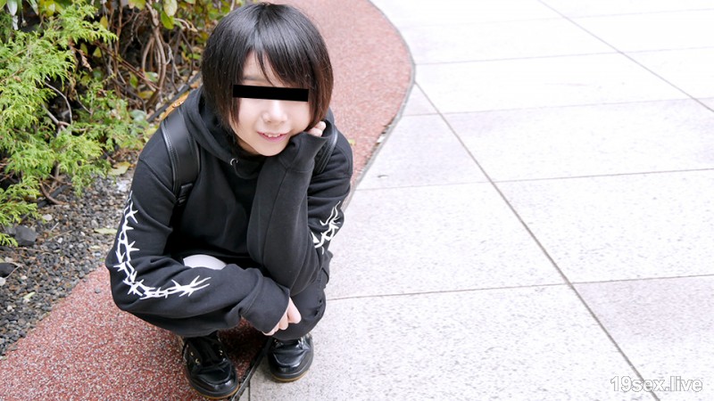 짧은 머리의 어울리는 음모를 좋아하는 아마추어 딸을 얻었습니다.