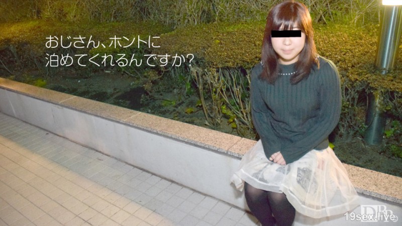 신을 기다리고 있는 소녀를 방에 흩어져