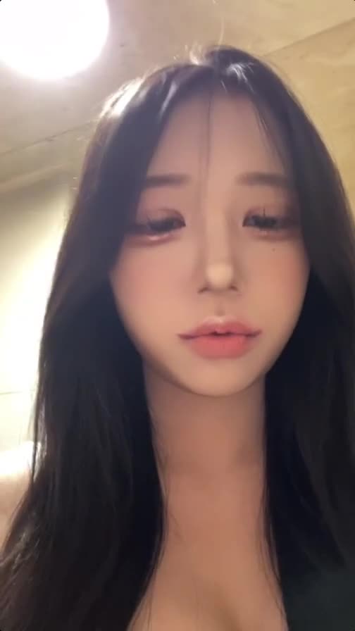 소은이 화장실에서 보지노출 라이브