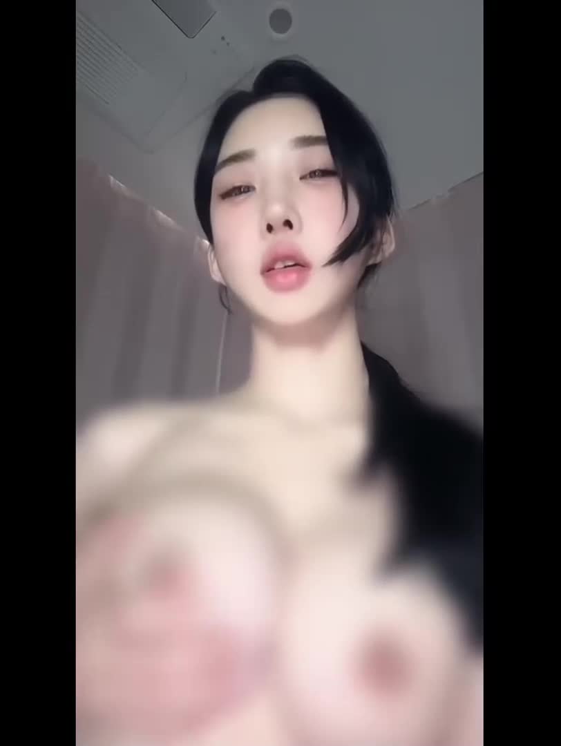 모처럼 젖가리게 없이 보여주는 묘정이 발정이 났구먼 ㅋㅋㅋ
