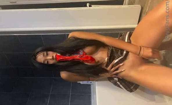 썬탠의 윤서 보지노출 라이딩딜도
