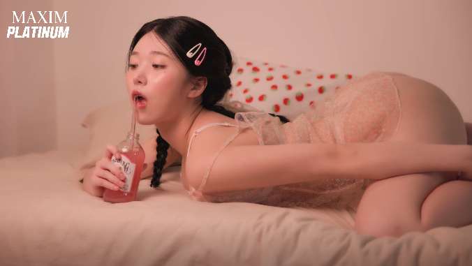촌스러운 화장이 더 꼴릿한 연우 맥심화보
